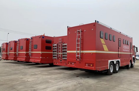 重汽豪沃前四后八大型淋浴车