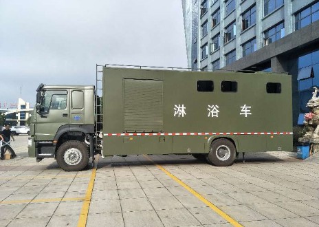 重汽豪沃6人洗浴车