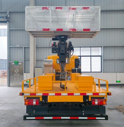 重汽豪沃20米蓝牌带吊高空作业车