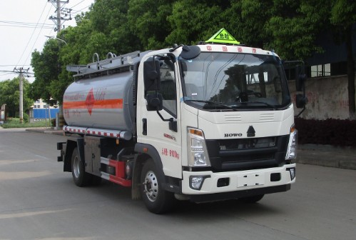 重汽豪沃悍将5吨油罐车