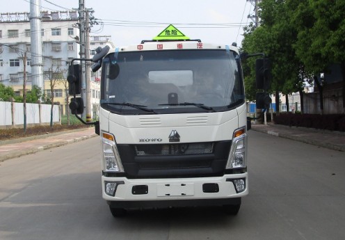 重汽豪沃悍将5吨油罐车