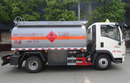 重汽豪沃悍将5吨油罐车