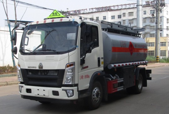 重汽豪沃悍将5吨油罐车
