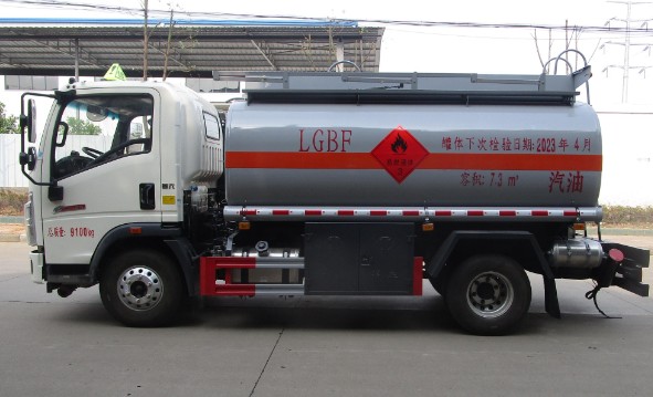 重汽豪沃悍将5吨油罐车