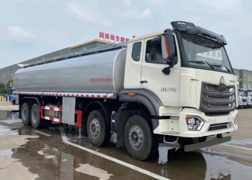 重汽豪沃前四后八供液车