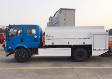 东风四驱5方消防洒水车