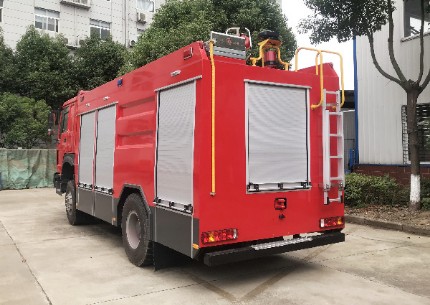 重汽豪沃四驱5.5吨消防车