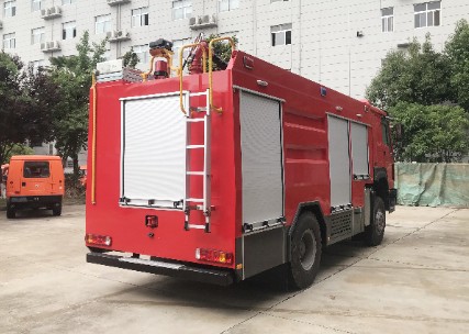 重汽豪沃四驱5.5吨消防车_江特牌JDF5170GXFSG55/Z6型水罐消防车