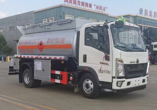 重汽豪沃6.6方易燃液体罐式运输车