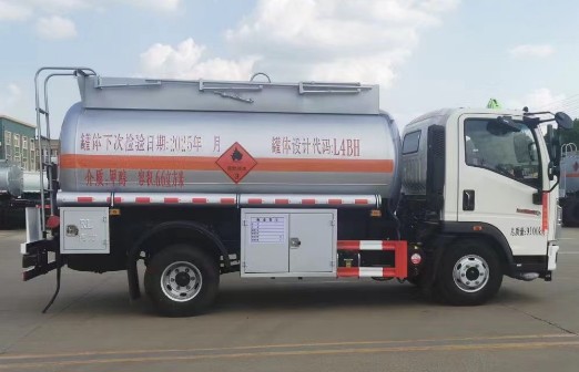 重汽豪沃6.6方易燃液体罐式运输车