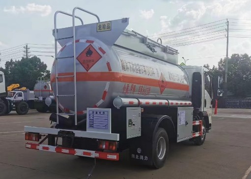 重汽豪沃6.6方易燃液体罐式运输车