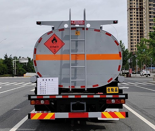 陕汽德龙M3000S前四后八原油运输车_23.5方油田保温原油运输车