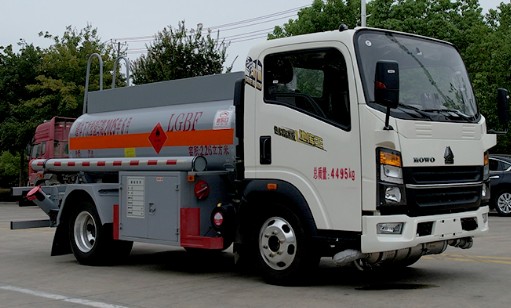 2.6方重汽豪沃蓝牌加油车_新东日牌YZR5047GJYZ6Q型加油车
