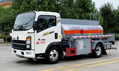 2.6方重汽豪沃蓝牌加油车_新东日牌YZR5047GJYZ6Q型加油车
