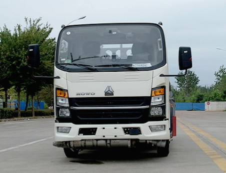2.6方重汽豪沃蓝牌加油车_新东日牌YZR5047GJYZ6Q型加油车