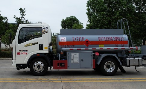 2.6方重汽豪沃蓝牌加油车_新东日牌YZR5047GJYZ6Q型加油车