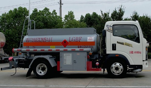 2.6方重汽豪沃蓝牌加油车_新东日牌YZR5047GJYZ6Q型加油车