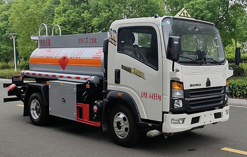 重汽豪沃2.8方蓝牌加油车_专威牌HTW5047GJYZZQ6型加油车