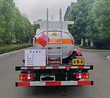 重汽豪沃2.8方蓝牌加油车_专威牌HTW5047GJYZZQ6型加油车