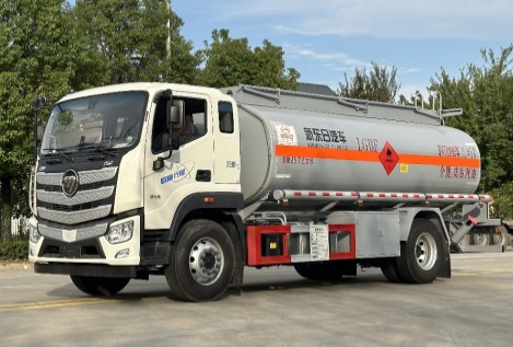 福田欧曼行星15.7立方加油车,新东日牌YZR5181GJYB6Q型加油车