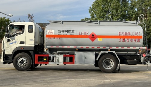 福田欧曼行星15.7立方加油车,新东日牌YZR5181GJYB6Q型加油车
