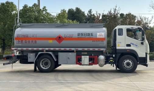 福田欧曼行星15.7立方加油车,新东日牌YZR5181GJYB6Q型加油车
