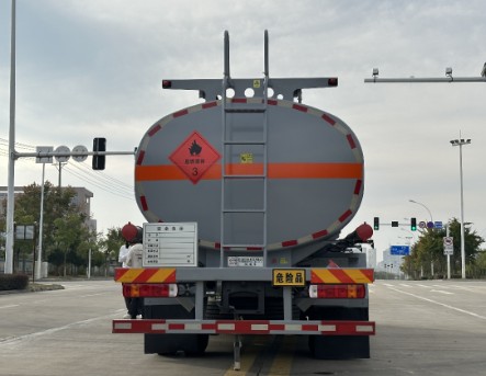 福田欧曼行星15.7立方加油车,新东日牌YZR5181GJYB6Q型加油车