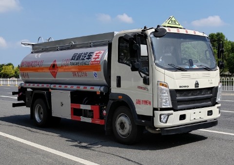 重汽豪沃8吨加油车