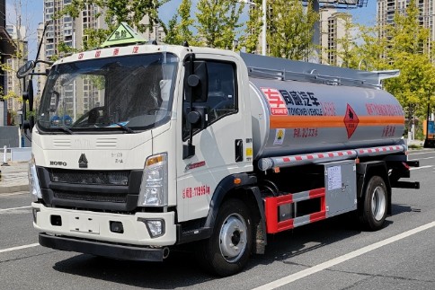 重汽豪沃8吨加油车
