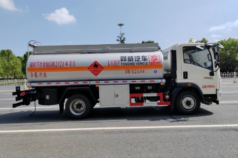 重汽豪沃8吨加油车