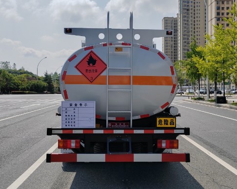 重汽豪沃8吨加油车