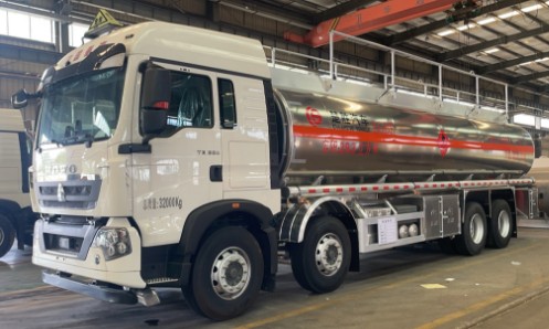 重汽豪沃前四后八29.3方铝合金运油车_楚胜牌CSC5329GYYLZ6型铝合金运油车