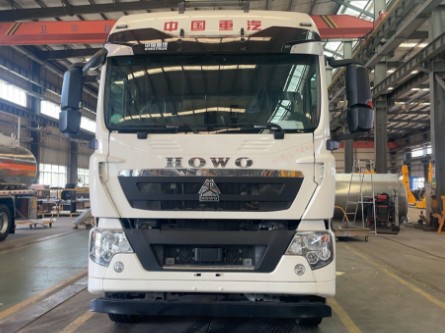 重汽豪沃前四后八29.3方铝合金运油车_楚胜牌CSC5329GYYLZ6型铝合金运油车