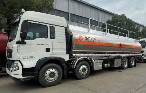 重汽豪沃前四后八29.3方铝合金运油车_楚胜牌CSC5329GYYLZ6型铝合金运油车