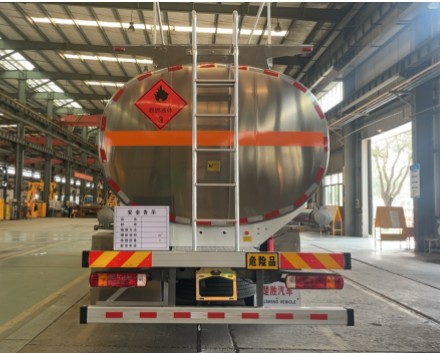 重汽豪沃前四后八29.3方铝合金运油车_楚胜牌CSC5329GYYLZ6型铝合金运油车