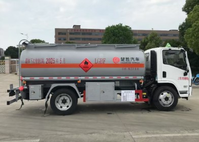 陕汽德龙(G300)8吨加油车_楚胜牌CSC5120GJYS6型加油车