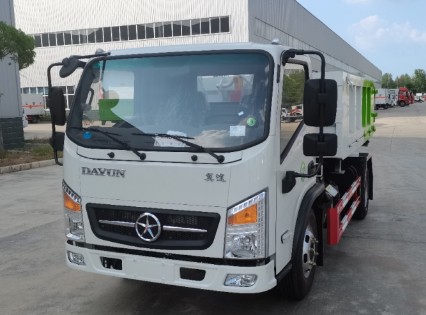 湖北大运翼途低顶勾臂垃圾车_蓝牌勾臂垃圾车厂家
