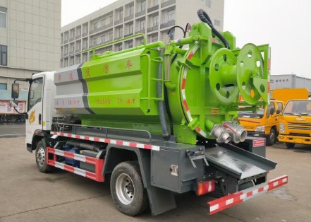 重汽豪曼蓝牌清洗吸污车_2650mm高度清洗吸污车
