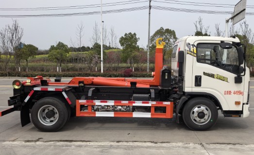 下地下室的重汽豪沃蓝牌勾臂垃圾车_楚胜牌CSC5049ZXXZ6型车厢可卸式垃圾车