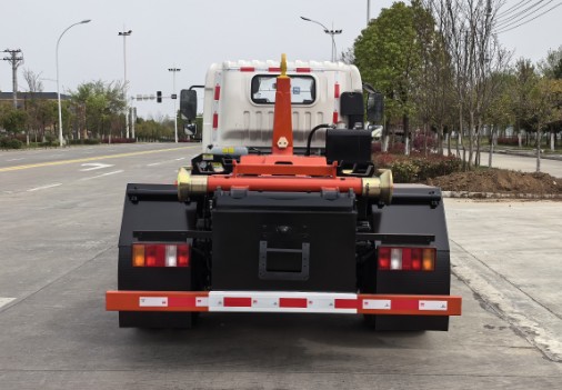 下地下室的重汽豪沃蓝牌勾臂垃圾车_楚胜牌CSC5049ZXXZ6型车厢可卸式垃圾车