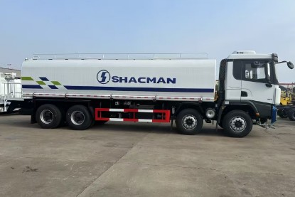 陕汽德龙X3000前四后八洒水车_出口型楚胜牌30方洒水车