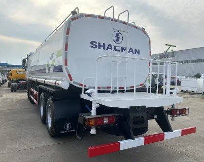 陕汽德龙X3000前四后八洒水车_出口型楚胜牌30方洒水车