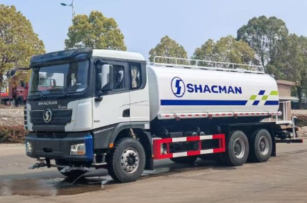 陕汽德龙X3000后八轮洒水车_出口型楚胜牌20方洒水车