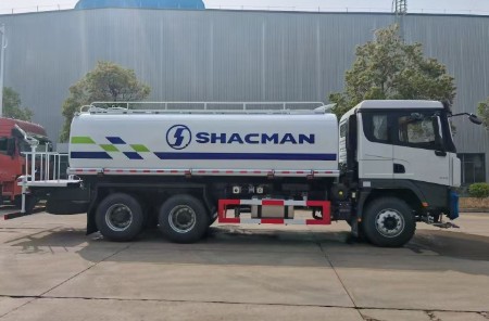 陕汽德龙X3000后八轮洒水车_出口型楚胜牌20方洒水车