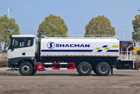 陕汽德龙X3000后八轮洒水车_出口型楚胜牌20方洒水车