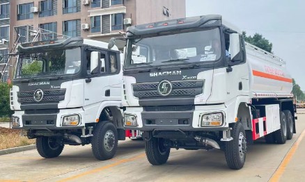 陕汽德龙X3000后八轮油罐车_出口型楚胜牌20方油罐车
