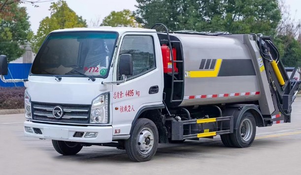 国六蓝牌压缩垃圾车_4方凯马压缩垃圾车