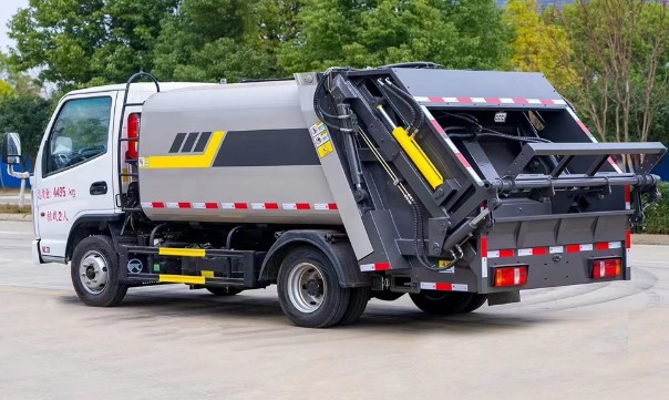 国六蓝牌压缩垃圾车_4方凯马压缩垃圾车