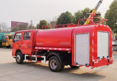 东风多利卡5方消防洒水车