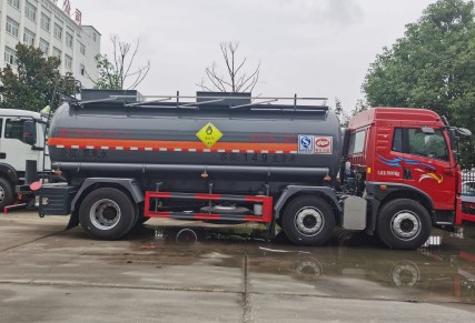 解放小三轴氧化物罐车_拉双氧水不锈钢罐车_过氧化氢罐式运输车